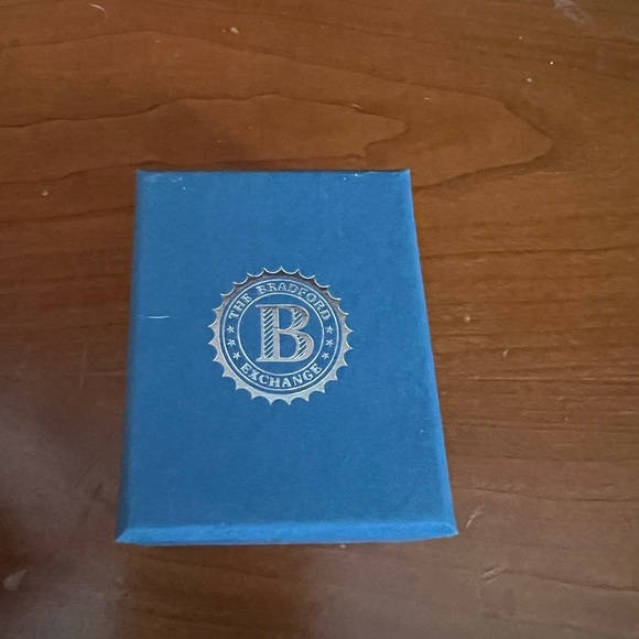 Bradford Exchange “An Enchanting nightmare” nightmare before Christmas necklace - Picture 8 of 8